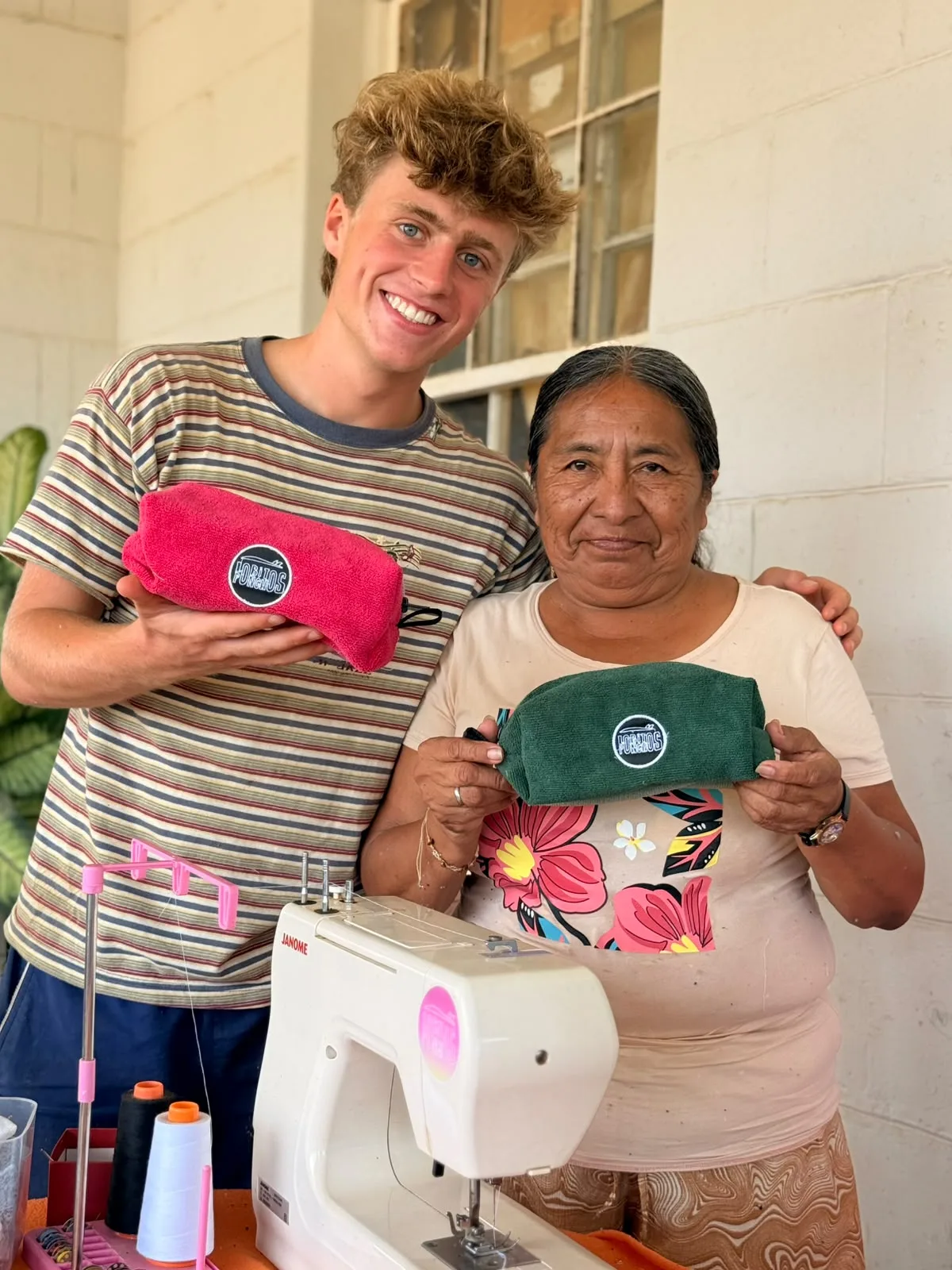 Una de nuestras abuelas con un visitante, frente a su máquina de coser
