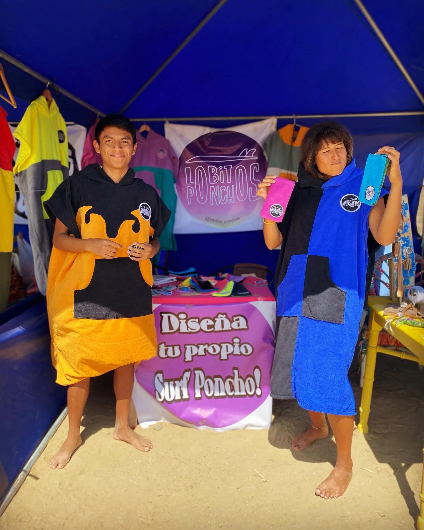 Stand de Lobitos Ponchos en una feria en la playa